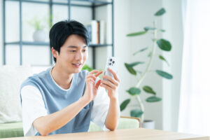 スマホを持つ男性