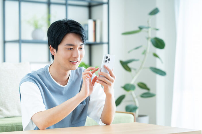 スマホを持つ男性